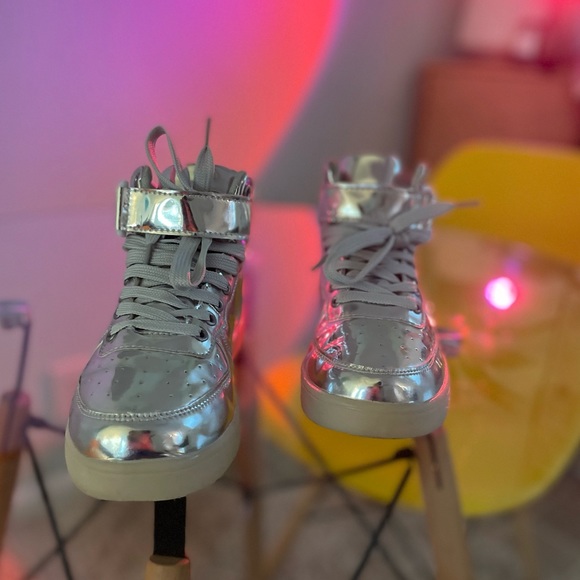 CHROME LED LIGHT UP HIGH TOP SNEAKERs! Yes you read that right! Size 6 - Picture 7 of 8